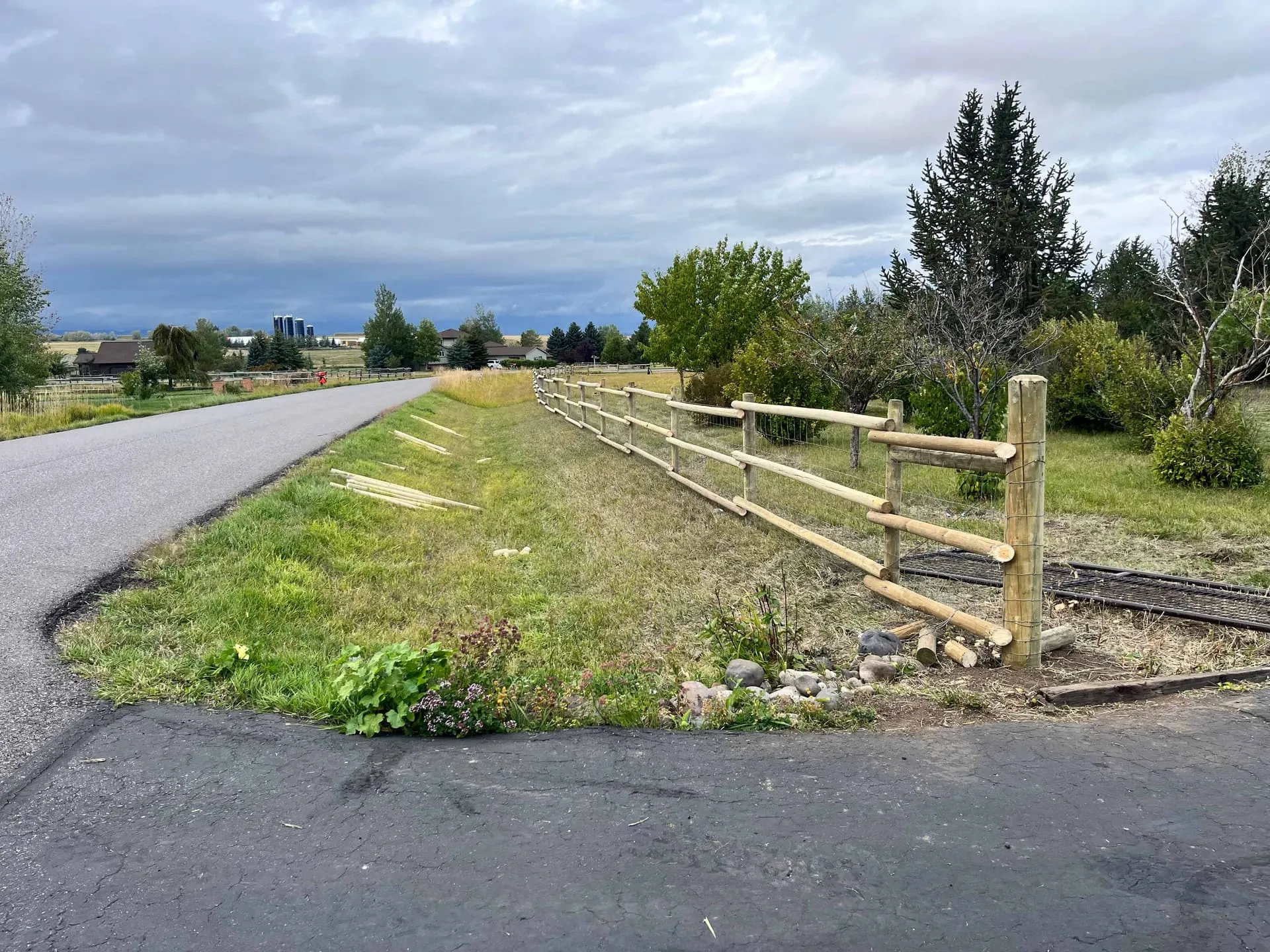 Full round rail fence with doweled posts