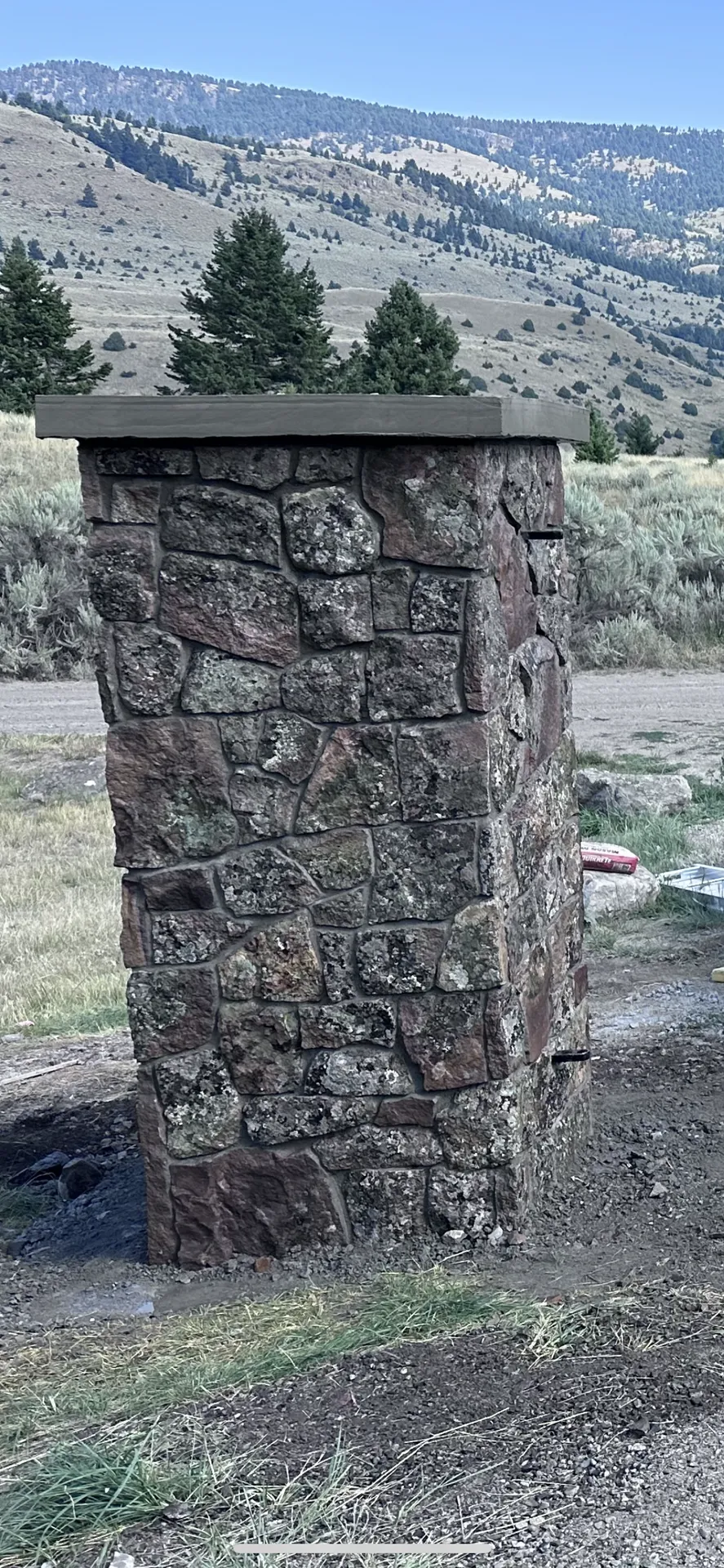 Dry-laid stone masonry with a cut cap stone